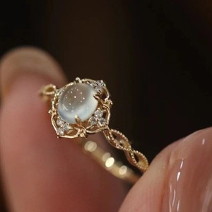 Anello con zircone e pietra di luna: un anello da indice <span class=keywords><strong>femminile</strong></span> e unico con intaglio traforato - Product Image 2