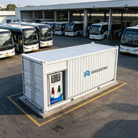 Serbatoio di carburante con distributore di benzina in un cantiere remoto o un nascente hub logistico