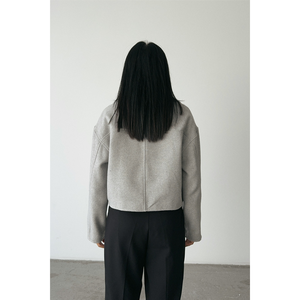 Chaqueta Corta Reversible de Cachemira Gris Otoñal con Capucha, Cremallera, Flecos, Lentejuelas, Apliques y Decoraciones de Plumas, Estilo Bomber Varsity - Product Image 4