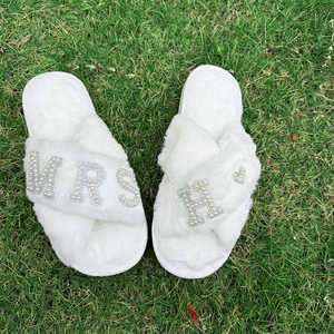 Pantoufles en Fourrure Plates Blanches Personnalisées avec Lettre MRS pour Mariée, Croisées et en Peluche, pour Femmes et Dames - Product Image 5