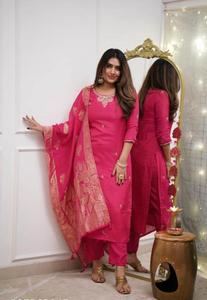Tissu Chanderi en viscose rose brodé Kurti avec jacquard Dupatta et pantalon uni pour mariages et fêtes Style Salwar - Product Image 6