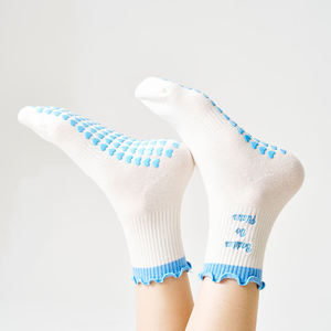 Chaussettes de Pilates à volants antidérapantes de haute qualité pour femmes, livraison rapide, chaussettes de sport pour Pilates, yoga, ballet, fitness pieds nus - Product Image 4