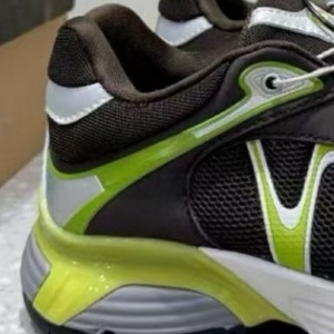 Chaussures de sport respirantes et tendance avec grille de couleur assortie et semelle souple - Chaussures décontractées de luxe pour l'extérieur - Product Image 3