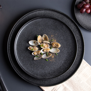 Plato de cerámica negro moderno y personalizado para restaurante, ideal para carne. - Product Image 3