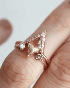 Anillo de Compromiso Geométrico con Moissanita de AADIHI JEWELS, Oro Blanco con Baño de Rodio, Engaste de Bisel, Estilo Moderno Unisex - Product Image 2