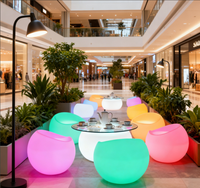 Chaises modernes en plastique à LED pour intérieur/extérieur en forme de pomme avec télécommande et changement de couleur pour les boîtes de nuit, les salons, les maisons et les hôtels