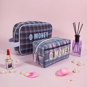 Bolsas <span class=keywords><strong>de</strong></span> Maquillaje y Cosméticas - Para Mujeres, Suave Terry, Bordado, Fluffi Teddy Peluche, Rosa, Cerezas, Logo Personalizado - Product Image 1