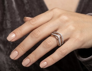 Bague de mariage empilable de luxe en or rose 10K avec diamant de laboratoire en forme de V chevron pour femme, bijoux de mariée - Product Image 1
