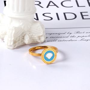 Nouvelle conception tendance, bague creuse plaquée or 18 carats, vente en gros de bagues en acier inoxydable pour femmes - Product Image 3