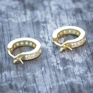 Orecchini a Cerchio E672 in Oro per Donna, Taglio Brillante Rotondo con Cristalli e Strass, Gioielli Classici da Festa alla Moda - Product Image 5