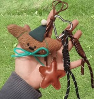 Porte-clés mignon en peluche chien-ours avec chapeau de fête, pendentif breloque de sac étoile en corde tressée style coréen pour décoration de sac femme, cadeau