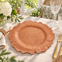 Assiette de présentation moderne en plastique de 13 pouces, bord irrégulier texturé thermolaqué, assiette décorative de luxe pour mariage, fête, banquet