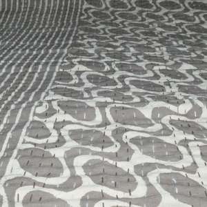 Cubrecama Kantha de Alta Calidad Hecho a Mano con Diseño Geométrico Gris de Algodón para Uso Doméstico - Product Image 2