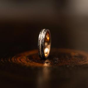 Novirassine – Ensemble de bagues de mariage pour hommes, tendance, en acier tungstène de 6 mm de large, motif perforé, <span class=keywords><strong>plaqué</strong></span> <span class=keywords><strong>or</strong></span> 18 carats, étanche et de haute qualité, vente en gros - Product Image 3