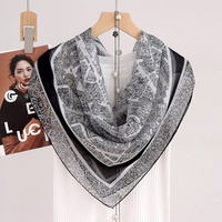 Selendang Sutra Chiffon Sutra Mulberry Hitam-Putih Gaya Paris Geometris Muslim untuk Perlindungan dari Sinar Matahari Musim Panas, Ukuran 103cm Persegi, Tipis