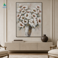 Peinture à l'huile florale texturée, bouquet de fleurs blanches en vase, accents dorés, art mural contemporain fait main sur toile, support personnalisé