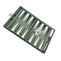 Cassette de backgammon en cuir pour enfants avec pièces d'échecs et accessoires dans une boîte à rouleaux de voyage