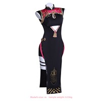Cosplayer Zenless Zone Zero buvant du thé, Boss Lady Red Bean en cosplay dans un Qipao féminin, Cosplay style femme mature