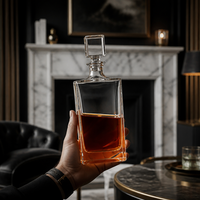 Decantador de Whisky Cuadrado de Cristal Personalizado, Diseño Clásico, Capacidad de 850 ml, Venta al por Mayor con Caja de Regalo