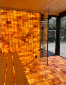 Cabina de Sauna Moderna para Exteriores con Pared de Sal del Himalaya y Paneles de Vidrio - Product Image 6