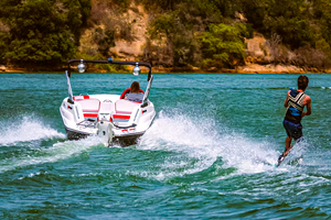 เรือ FLIT 16 ฟุต เครื่องยนต์ติดท้ายเรือ สำหรับเวคบอร์ด ลำตัวแบบ Deep V ขับเคลื่อนด้วยมอเตอร์ความเร็วสูง ขนาด 480 ซม. เหมาะสำหรับทะเลสาบและแม่น้ำ - Product Image 2