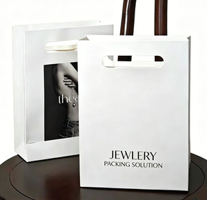 Sacs en papier carton <span class=keywords><strong>blanc</strong></span> avec poignée découpée sur mesure, sacs cadeaux de luxe pour boutiques, sacs de shopping pour vêtements, cosmétiques, bijoux - Product Image 1
