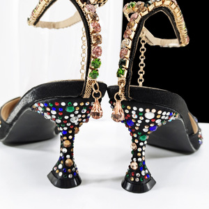 Zapatos de mujer con punta en diamante y correa en el tobillo, del mismo estilo que el bolso de mano con diamantes de colores - conjunto completo de zapatos y bolso - Product Image 3