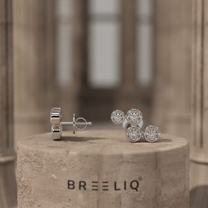 Boucles d'oreilles clous BREELIQ en or blanc 14 carats avec diamants en grappe sertis clos, élégantes, quatre pierres, diamants ronds, bijoux fins, modernes - Product Image 1