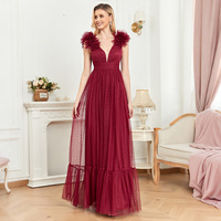 Robe de soirée longue en tulle bordeaux avec fleurs 3D, col en V profond, maille à pois et volants, idéale pour les demoiselles d'honneur et les soirées formelles.