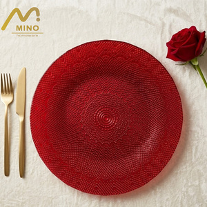 Assiettes de présentation vintage rouges en verre, gaufrées et perlées, vente en gros pour mariages, événements, banquets et Noël - Product Image 1