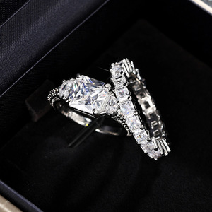 Anello Statement con Zirconi per Uomo e Donna, Gioiello di Lusso alla Moda per Dito Indice - Product Image 4