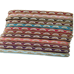 Fait sur mesure dans des dentelles brodées à la machine à motif festonné avec des paillettes attachées et en dix couleurs plus pour les robes de mariée. - Product Image 1