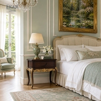 Table de chevet en noyer doré Heritage |   Table de chevet classique française de luxe avec rebord sculpté - EKAR
