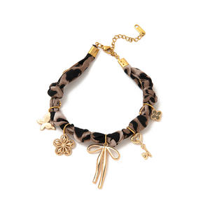 En gros, Ensemble de bijoux pour femme avec collier foulard en soie, collier ras-du-cou à pendentif en acier inoxydable et collier à breloque cœur et nœud papillon - Product Image 4