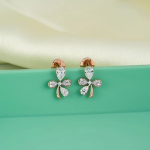 Boucles d'oreilles en diamant étincelant avec un style de goutte gracieux apportant de la sophistication à toute tenue ou occasion d'Inde - Product Image 3