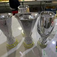 Trophée de football européen personnalisé en usine, artisanat métallique avec base en forme de drapeau, OEM/ODM disponible pour les compétitions sportives internationales