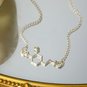 Collier pendentif personnalisé <span class=keywords><strong>en</strong></span> alliage de <span class=keywords><strong>zinc</strong></span> électroplaqué pour femme, style europé<span class=keywords><strong>en</strong></span> et américain, avec chaîne effet vague, tendance - Product Image 3