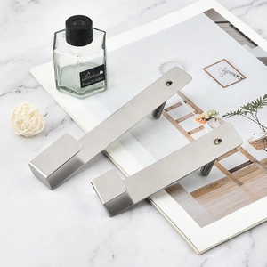 Устойчивая Металлическая Вешалка из нержавеющей стали без необходимости Сверления для ванной комнаты с крючком для стеклянной двери, подвесная вешалка для полотенец и одежды - Product Image 4