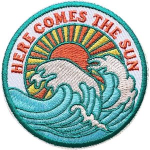 แผ่นปักลาย Here Comes The Sun ขนาด 3 นิ้ว รีดติดหรือเย็บติดได้ ลายคลื่น เหมาะสำหรับตกแต่งกระเป๋าเดินทาง ทำจากผ้าสักหลาดไม่ทอ - Product Image 1