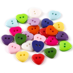 Haute qualité pas cher prix en gros 2 trous coloré en forme <span class=keywords><strong>de</strong></span> coeur en plastique résine bouton pour accessoires <span class=keywords><strong>de</strong></span> bricolage - Product Image 5