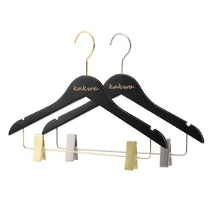 Luxe Gegraveerd Logo Glanzend Zwart Houten Rok Broek Hanger Pak Jas Brede Schouder Groothandel Houten Hangers Met Clips