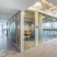 Cloison modulaire de 74 mm avec cadre en aluminium, mur acoustique à haute résistance aux chocs, mur en verre trempé pour espace de bureau
