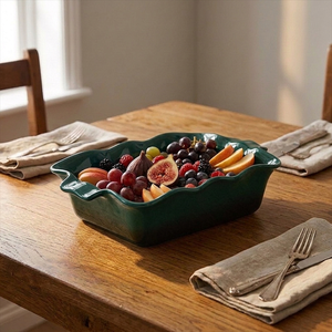 Plat à gratin rectangulaire en céramique vert forêt mat, élégant et moderne, à bords festonnés, pour la cuisson - Product Image 3