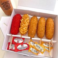 Boîte à Corn Dogs Coréens Mochinut Personnalisée en Matériaux Recyclés avec Laminage Mat et Gaufrage pour Sushi et Hot-Dogs