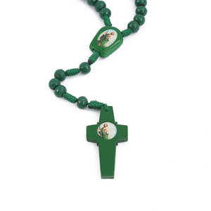 Collier de perles de bois ovales vertes <span class=keywords><strong>Komi</strong></span> Collier de croix de perles de pierre givrée Collier religieux tissé à la main en <span class=keywords><strong>corde</strong></span> - Product Image 4