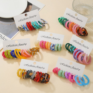 Créoles en résine acrylique colorées en forme de C, lot de 5 paires, boucles d'oreilles exagérées pour femmes, bijoux tendance - Product Image 1