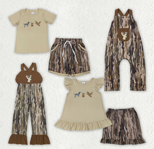 Conjunto de Ropa de Caza para Bebés y Niños Pequeños: Top Bordado de Ciervos, Perros y Patos, Pantalones Cortos y Pelele con Tirantes - Product Image 1