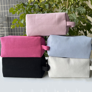 Bolsa de Maquillaje Cosmética Blanca Tipo Waffle con Cremallera para Regalo de Dama de Honor, Bolsa de Aseo de Tela Waffle para Mujer, Venta al por Mayor, Lista para Bordar - Product Image 6