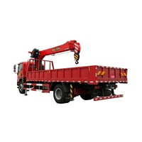Grue montée sur camion avec plateau pour le levage et le transport intégrés de tuyaux en acier, de profilés et de matériaux de construction