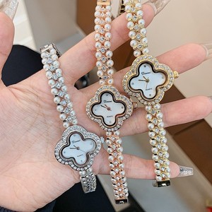 Reloj de Pulsera de Alta Gama con Diamantes y Perlas | Reloj de Pulsera Premium con Perlas de <span class=keywords><strong>Cuatro</strong></span> Hojas de las Mejores Fábricas |   Servicio de Logotipo Personalizado VS/PPF/APS/C - Product Image 4